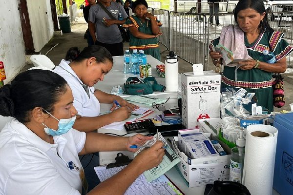 Se estableció una alerta sanitaria por tránsito de recolectores de café que se movilizan desde la comarca al vecino país de Costa Rica . Foto. José Vásquez