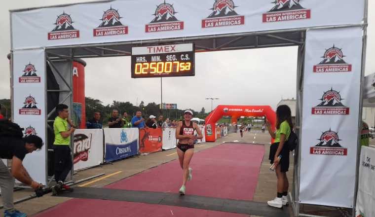 Brigitte Forero, cruza la meta en la maratón en Chiriquí. Foto: José Vásquez