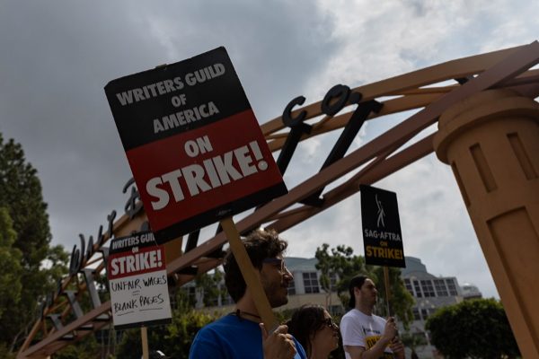 Miembros de WGA (Writers Guild of America). Foto: EFE / EPA / ETIENNE LAURENT