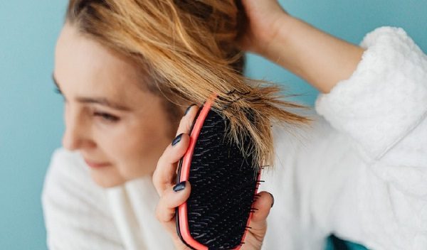 La caída del cabello también puede afectar la confianza y la autoestima. Foto: Pexels