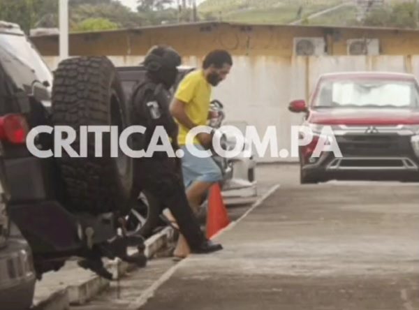El acusado al momento de llegar al Sistema Penal Acusatorio de San Miguelito. Foto: Tomada de Crítica / Landro Ortiz