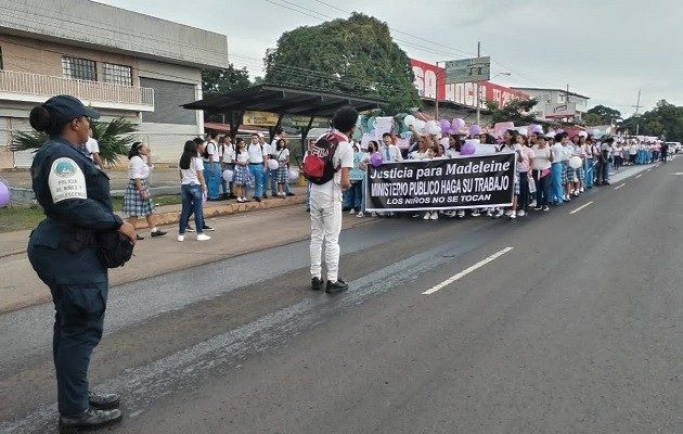 Los estudiantes marcharon hasta el Tribunal Electoral y el Meduca en La Chorrera. Foto: Eric A. Montenegro
