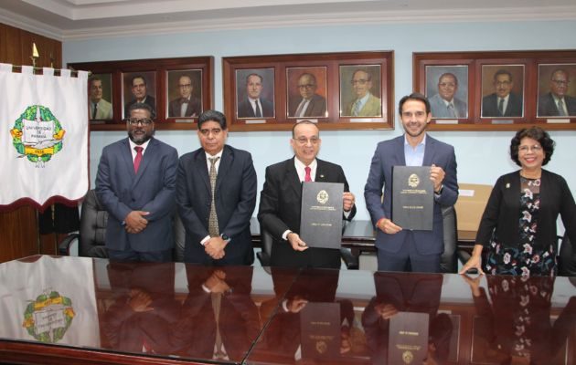 Firma del contrato con la empresa Técnicos y Proyectos S.A. (TYPSA). Foto: Cortesía UP