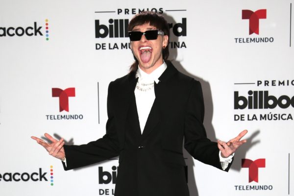 Peso Pluma posa en la alfombra azul de los Premios Billboard de la Música Latina. Foto: EFE/ Marlon Pacheco