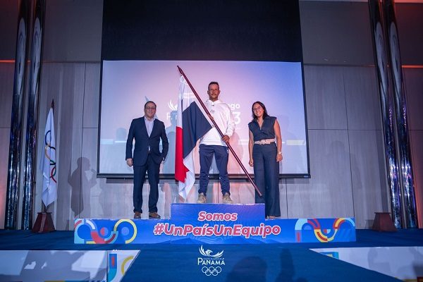 Davis Romero recibió la bandera panameña. Foto: COP