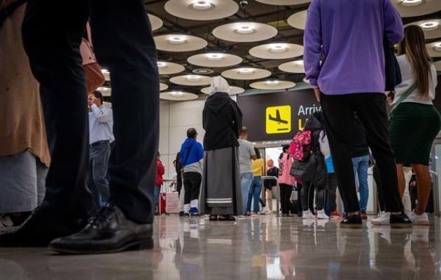 Varias personas aguardan en una terminal. Foto: EFE