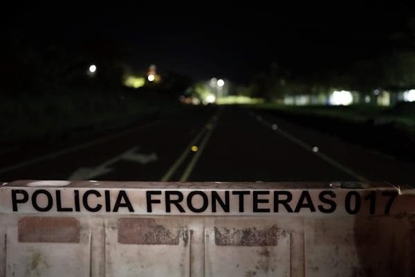 Vista de una barricada de la Policía en la frontera entre Costa Rica y Nicaragua.
