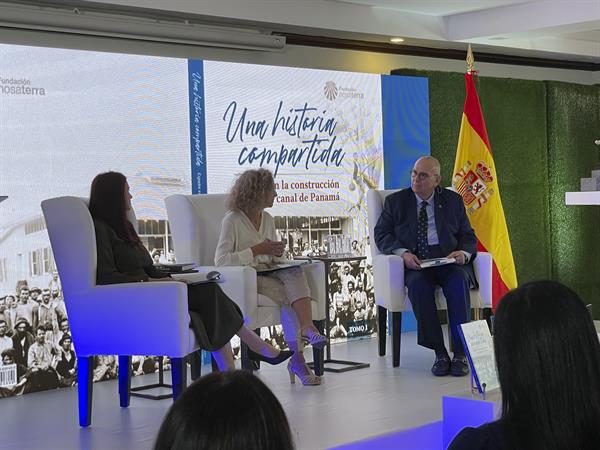 La historiadora española Susana Cabezas (c) y el panameño Ricardo Gago (d) participan en una rueda de prensa para presentar el libro "Una historia compartida, España en la construcción del Canal de Panamá"