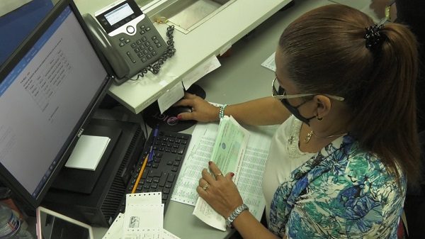 Entregan cheques a docentes.