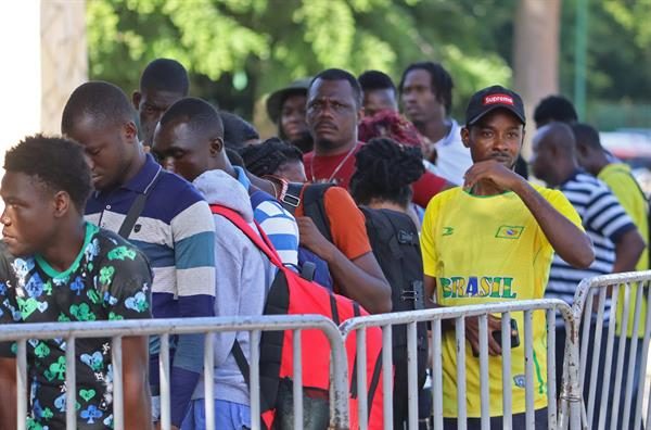 Migrantes son vistos en las inmediaciones de los principales albergues instalados en la ciudad de Tapachula en el estado de Chiapas (México). EFE