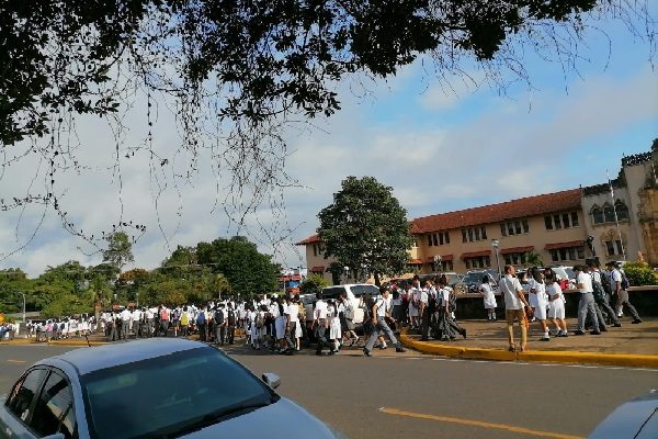 Hay varios grupos de estudiantes que están recibiendo clases por módulos o virtualmente para prevenir cualquier situación de riesgo porque hay áreas de mucho peligro en este plantel educativo porque se están desprendiendo. Foto. Melqíades Vásquez