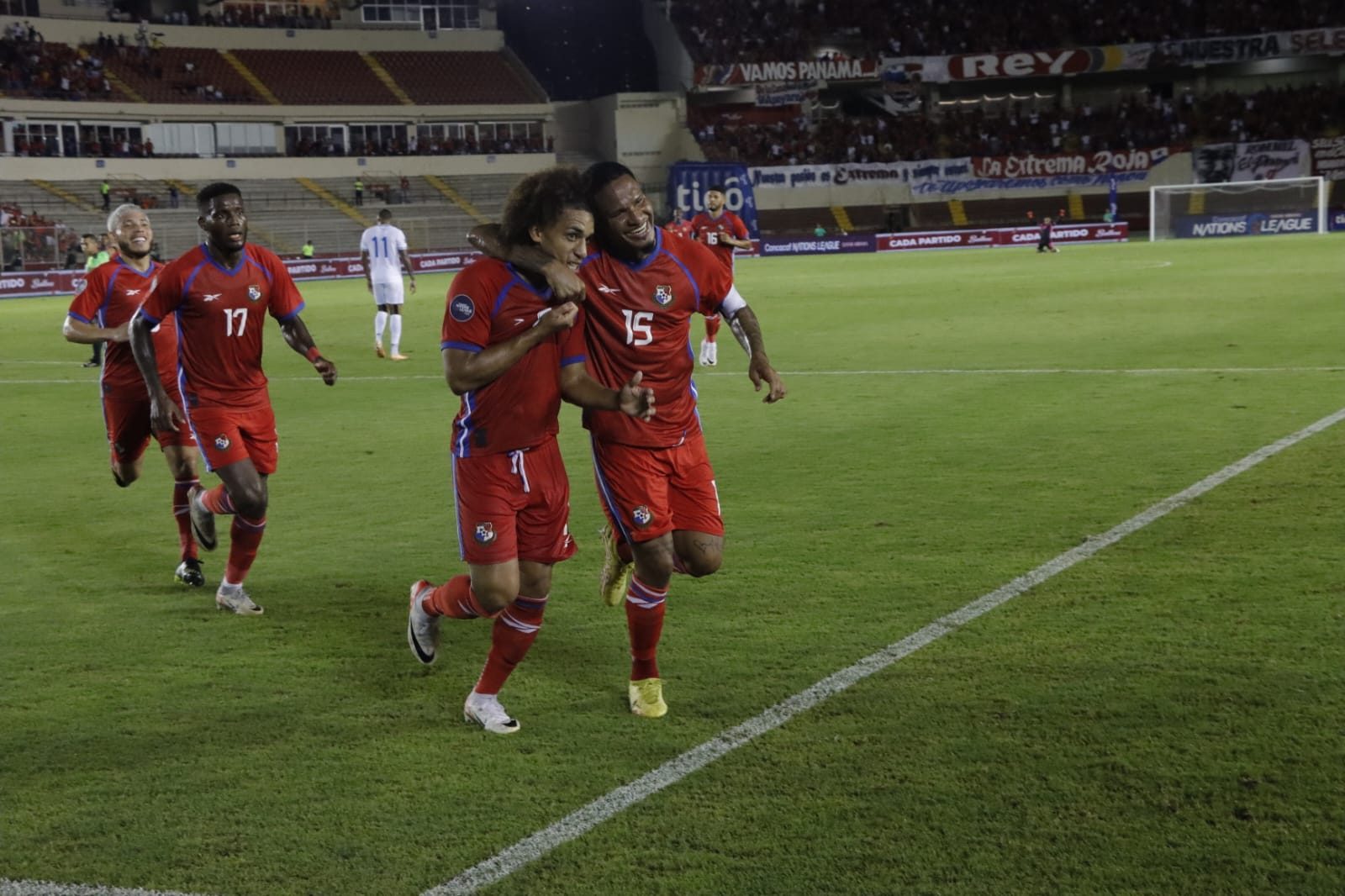 Adalberto "Coco" Carrasquilla es felicitado por Eric Davis en el primer gol de  panamá. Foto: Víctor Arosemena