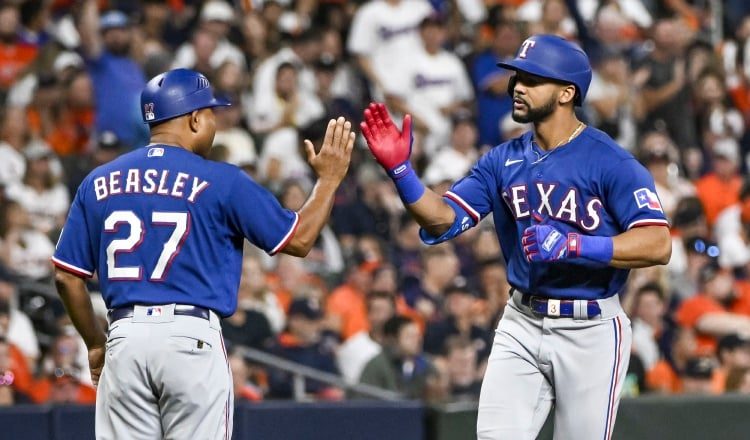 Leody Taveras festeja un jonrón con el coach Tony Beasley. Foto: EFE