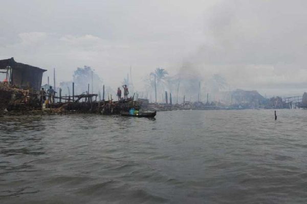 Algunas personas lograron salvar sus pertenencias ubicándolas en lanchas. Foto. Tomada de Crítica