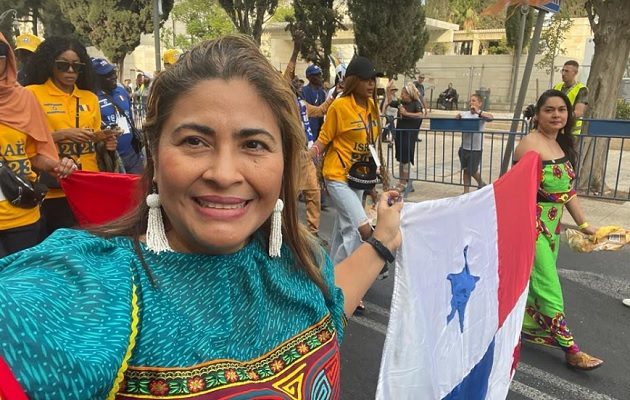 Dayra Iglesias en el desfile de la  Embajada Cristiana Internacional en Jerusalén. Foto: Cortesía