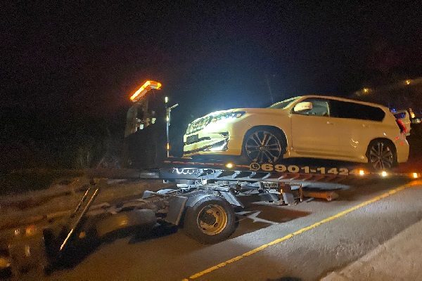 Los autos fueron removidos con grúas. Foto. Eric Montenegro