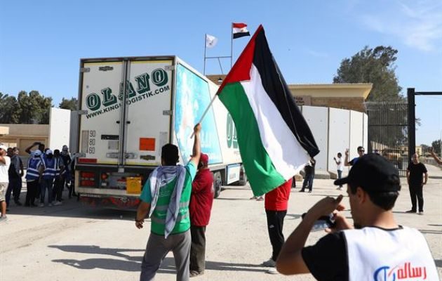 Un camión con ayuda humanitaria cruzó el paso de Rafah desde Egipto hacia Gaza. Foto: EFE