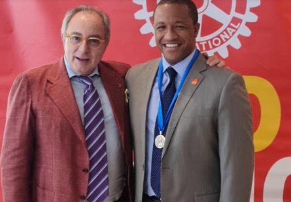 El Dr. Amador Goodridge en compañía de Annibale Dal Verme, presidente del Club Rotario de Panamá. Foto: Cortesía