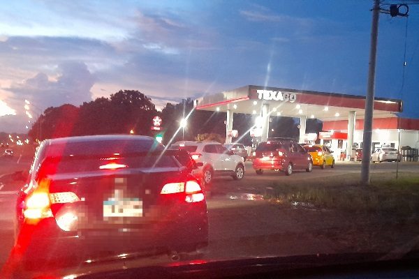 Las estaciones de expendio de gasolina solo podrán surtir hasta este fin de semana. Foto. José Vásquez