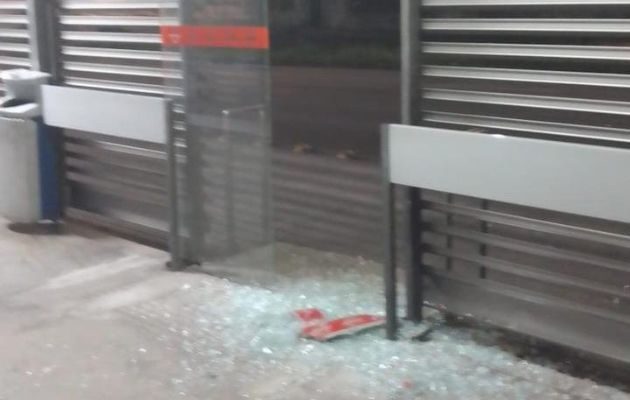 Vandalizaron una de las puertas de las zonas pagas del Metrobús.