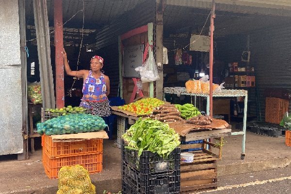 El saco de papa se elevó de $17.00 a $35.00, mientras que la zanahoria pasó de $20.00 a $40.00, un incremento que irremediablemente ha debido trasladar a los clientes. Foto. Eric Montenegro
