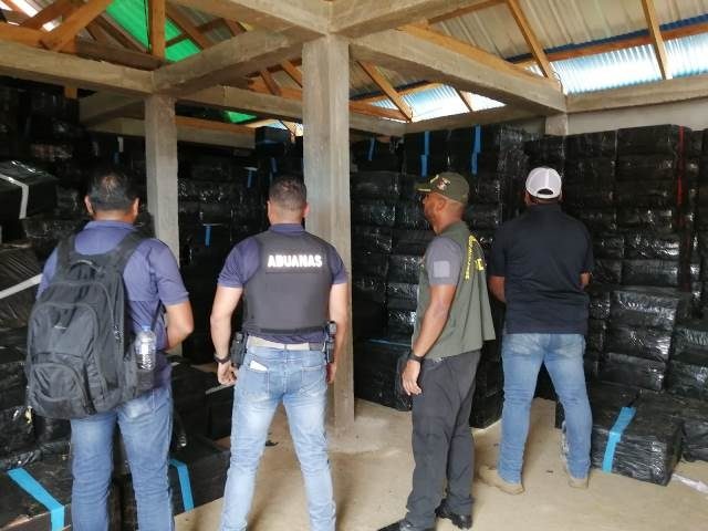 Inspectores aduaneros  se trasladaron a Isla Pino en la comarca de Guna Yala. Foto: Diomedes Sánchez 