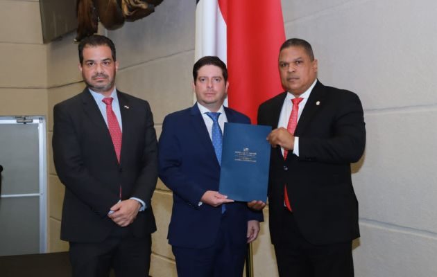 El ministro del MICI, Federico Alfaro, presentó el proyecto de ley ante la Asamblea Nacional. Foto: Cortesía Presidencia