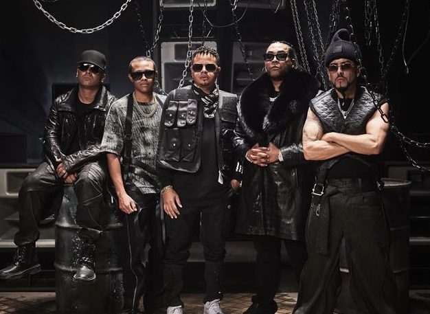 El dúo Luny (Francisco Saldaña) y Tunes (Víctor Cabrera) junto a Don Omar y el dúo Wisin y Yandel. Foto: EFE