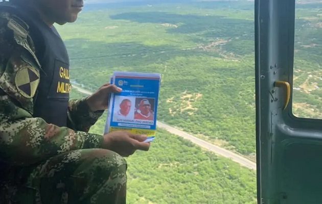 Un militar lanza volantes con la imagen de Luis Manuel Díaz, padre del futbolista Luis Díaz, durante un operativo de búsqueda. Foto: EFE
