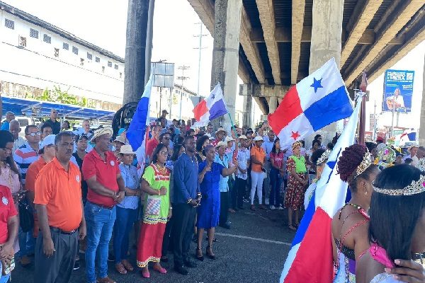 Los diferentes gremios llevaron a cabo también un acto cívico conmemorando la fecha histórica. Foto. Diomedes Sánchez
