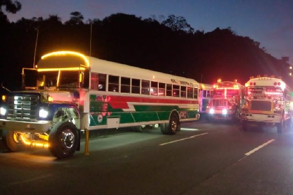 Una caravana del transporte público causó un gran congestionamiento vehicular. Foto. Diomedes Sánchez