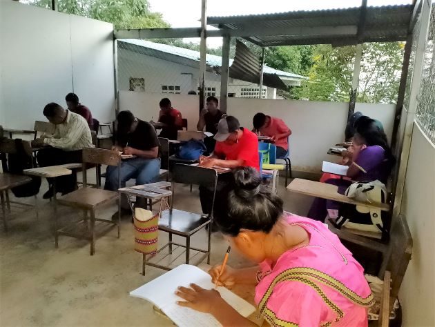 En instalaciones alejadas de ciudades y de lugares donde hay cierres de calles y protestas están recibiendo clases.