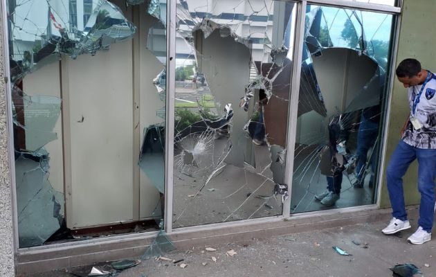 Los sujetos desmontaron las tablas de madera que protegían las instalaciones y procedieron a destruir los vidrios. Foto: Cortesía
