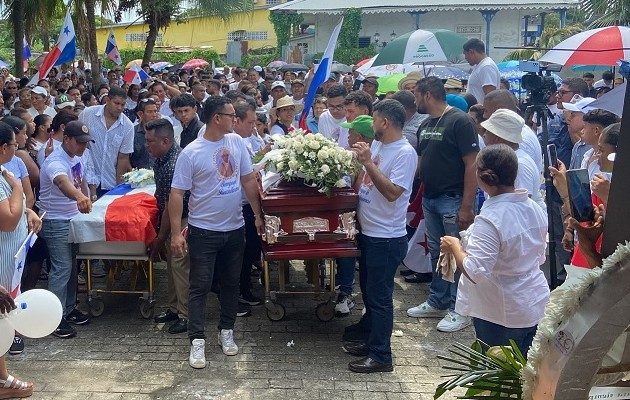 El parque central de Bejuco en Chame, se quedó chico para la realización de las honras fúnebres. Foto: Eric A. Montenegro