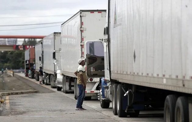 Los camiones de carga internacional han quedado atrapados en los cierres. Foto: EFE
