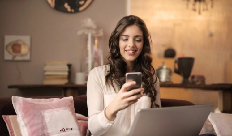 Las personas solteras se ven más felices que las casadas.  Pexels