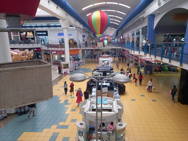 En las primeras semanas de protestas, los centros comerciales tuvieron que ajustar sus horarios. Foto: Archivo