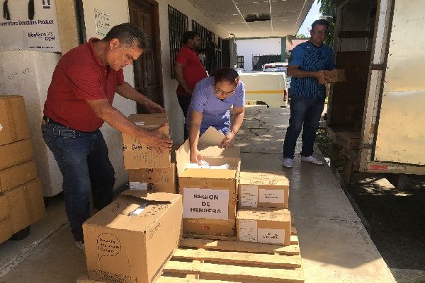 se logró el traslado de insumos para salud bucal y laboratorios clínicos, luego de un esfuerzo para el traslado vía terrestre de los mismos desde la ciudad capital. Foto. Thays Domínguez