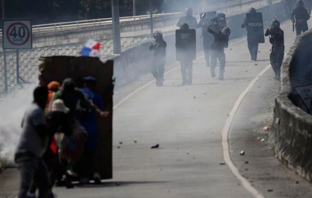 Manifestantes se enfrentan a la Policía durante una nueva jornada de protestas contra el contrato minero. Foto: EFE