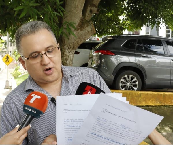 Hasta notario llevó a la Corte el abogado Alfredo Vallarino, este viernes. Foto: Víctor Arosemena
