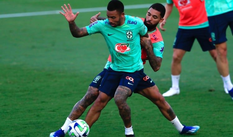 Gabriel Jesús (i) y Douglas Luiz disputan el balón durante el entrenamiento de la selección brasileña. Foto: EFE