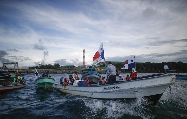 Las protestas por tierra y mar se desarrollan en Panamá desde hace varias semanas. Foto: EFE
