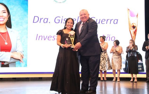 Dra. Gisselle Guerra recibe el Premio Cuásar en Gala de la UTP. Foto: Cortesía