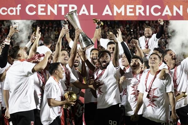 El panameño Freddy Gíondola (99) con el trofeo de campeón de la Copa Centroamericana de la Concacaf con Alajuelense. Foto: EFE