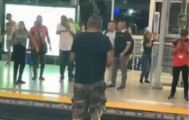 El hombre se encuentra en condición estable.