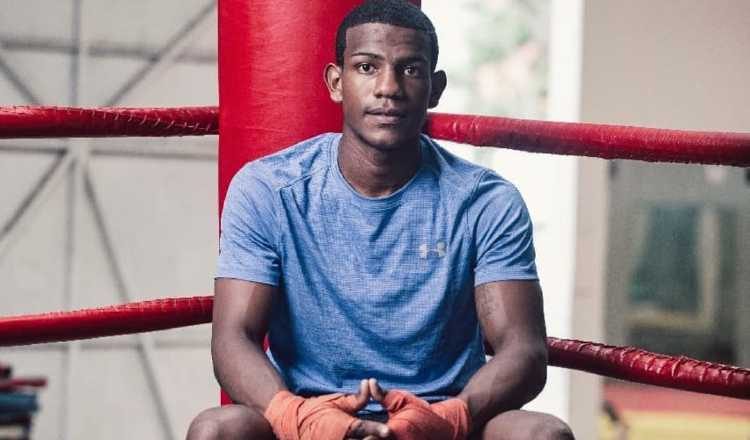 El panameño Jonathan Miniel expone su invicto ante el colombiano Luis Fabra. Foto: Instagram