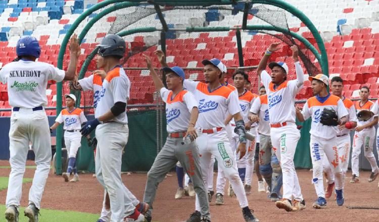 Jugadores de Potros de Panamá Este en los entrenamientos. Foto: Fedebeis