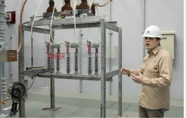 Ejecutivos internacionales conocen operación de STATCOM de ETESA. Foto: Cortesía