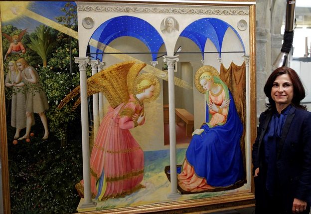 La restauradora de pintura del Museo del Prado, Almudena Sánchez, junto a "La Anunciación" de Fra Angelico en mayo 2019. Foto: EFE