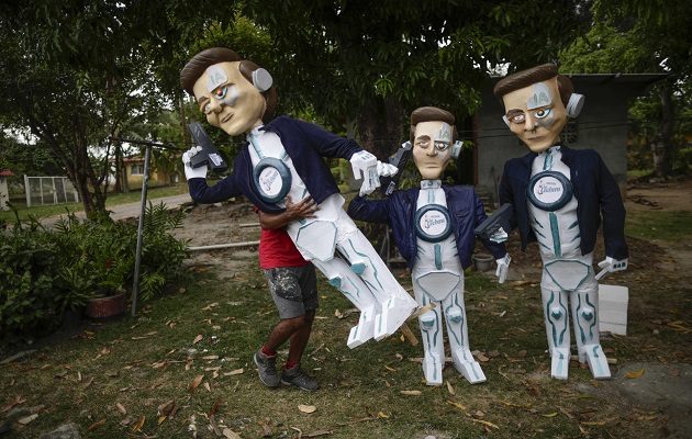 Los panameños despiden el año viejo y dan la bienvenida al nuevo con la quema de muñecos. Foto: EFE